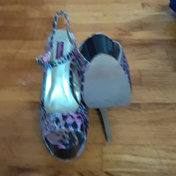 Heels - Picture 3 of 3